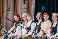 FOTO: Kāds prieks viņu sejās! Saulkrastos aizvadīti Bērnu un jauniešu folkloras svētki "Pulkā eimu, pulkā teku"