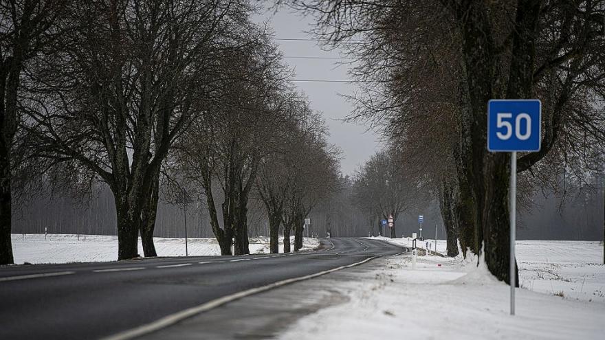 Attēls rakstam: Atkušņa ietekmē uz autoceļiem Pierīgā veidojas bedres