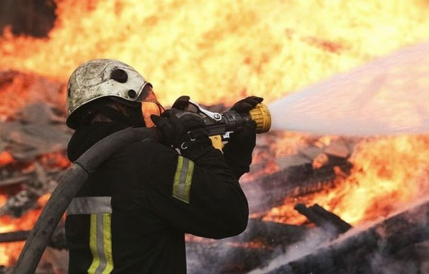 Baldones pagastā sešas stundas dzēš degošu dzīvojamo māju