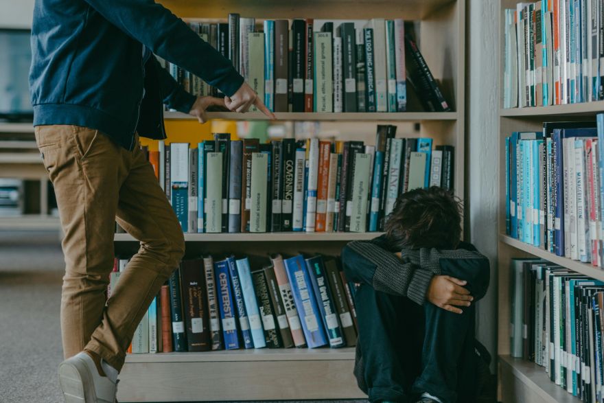 Bulings, kibervardarbība un emocionālā pārslodze: eksperti mudina stiprināt palīdzības sistēmu skolās