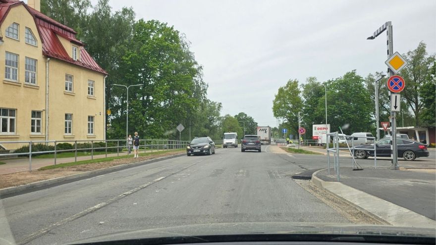 “Cik tur vajag līdz nelaimei?” Ķekavā satraukums par slēgto gājēju pāreju pie baznīcas