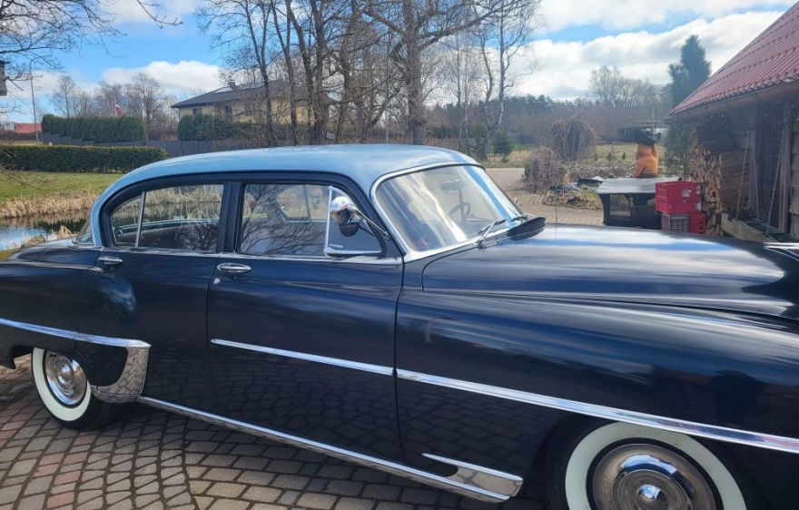 Dzimuši vienā gadā. "Chrysler" un "Moskvič" seno automobiļu mājās Blusumuižā