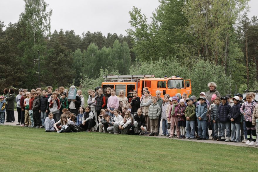 FOTO: Auto apgāšanās simulācija, ugunsdzēsēju tehnika un kinologi – Berģu skolā aizvadīta iespaidīga Drošības diena