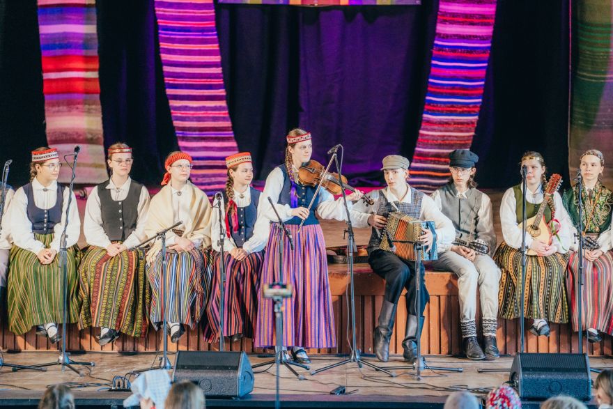 FOTO: Kāds prieks viņu sejās! Saulkrastos aizvadīti Bērnu un jauniešu folkloras svētki "Pulkā eimu, pulkā teku"