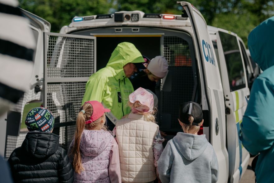 FOTO: No armijas līdz pat muitas policijai. Kāpēc Carnikavas vidusskolā vakar ieradās visi operatīvie dienesti?