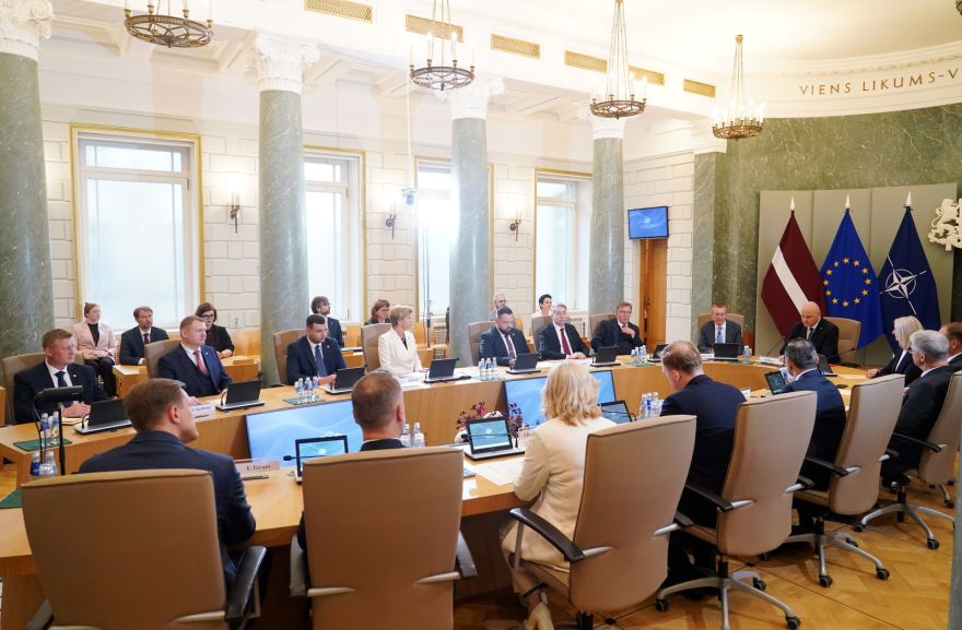 "Gribu ticēt, ka būs labāk." Ko jaunajai valdībai novēl aptaujātie iedzīvotāji?