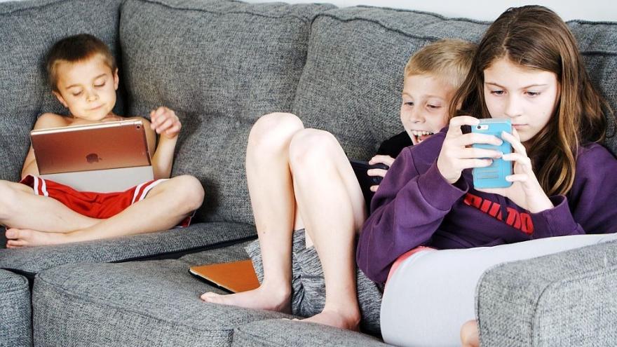 Attēls rakstam: Ilze Dzene: Bērni pārēdas digitālo "fāstfūdu"