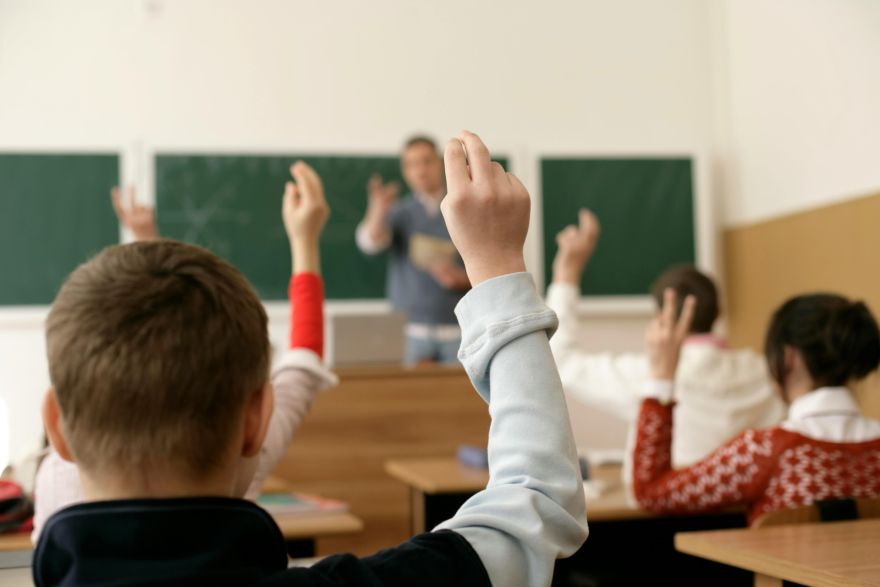 Jauna iniciatīva rosina saīsināt vasaras brīvlaiku skolēniem