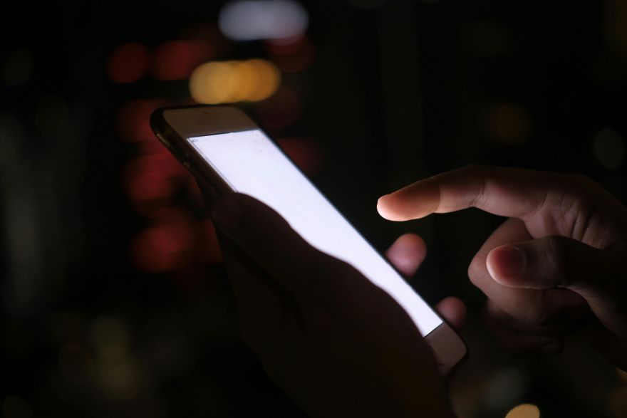 Ne visi ņemtu vērā šūnu apraides brīdinājumus – ko atklāj aptauja?
