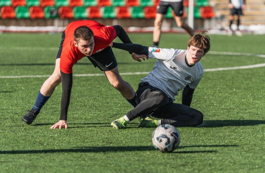 Sarkanā kartīte, nerealizēta "pendele" un seši vārti: Ķekavas futbolisti uzvar Olainē (papildināta)