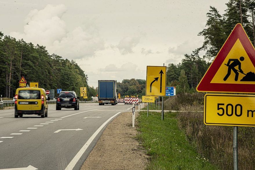 Uzmanību šoferiem! Mainās satiksmes organizācija būvdarbu zonā uz Bauskas šosejas ievada Rīgā
