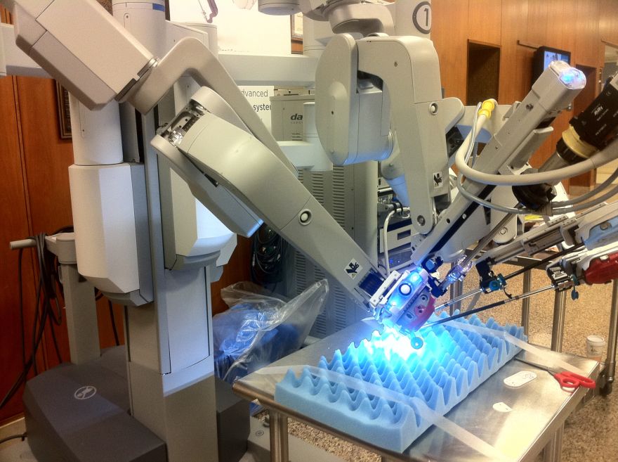 Vēsturisks notikums medicīnā: Jūrmalas slimnīcā veiks pirmās robotasistētās operācijas Latvijā