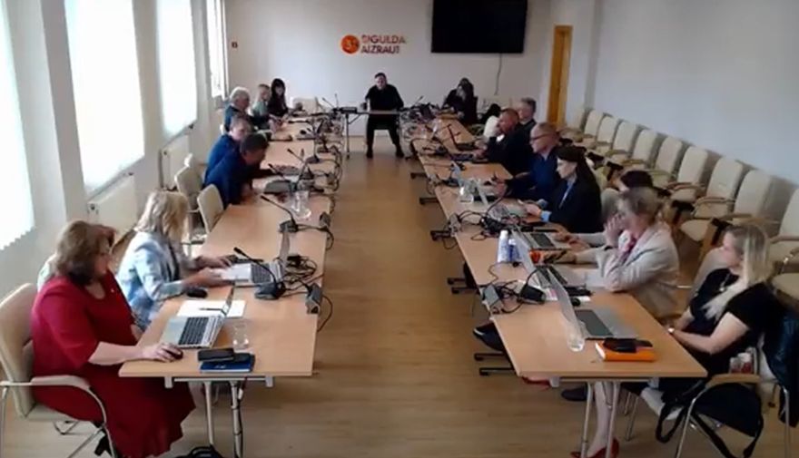 VIDEO. Minstinās un mulst... Siguldas novada domes kārtējā sēdē vadītāju manāmi samulsina opozīcijas “uzbraucieni”